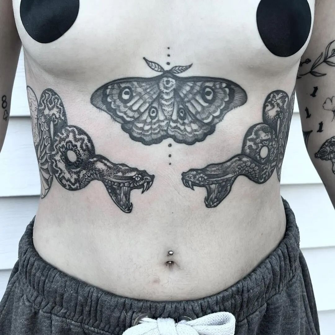 Beautiful blackwork by @carolinemaetattoos Some heal, some fresh, and all absolutely beautiful. 
.
.
#chicolousfinetattoos #gatattoos #gatattooer #atlantatattooer #blackwork #blackworkerssubmission #blackworkers #linework #lineworktattoo #ladytattooe