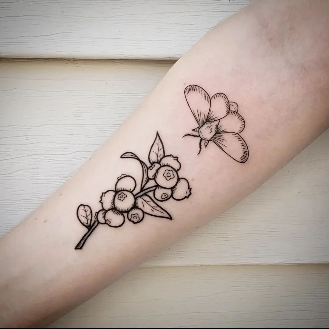 Blue berries and moth by @emmy.mcstabbins 
.
.
.
#chicolousfinetattoos #gatattoos #gatattooer #atlantatattooer #athenstattooshops #ladytattooers #flowertattoo #flowers #blueberries #mothtattoo #moths