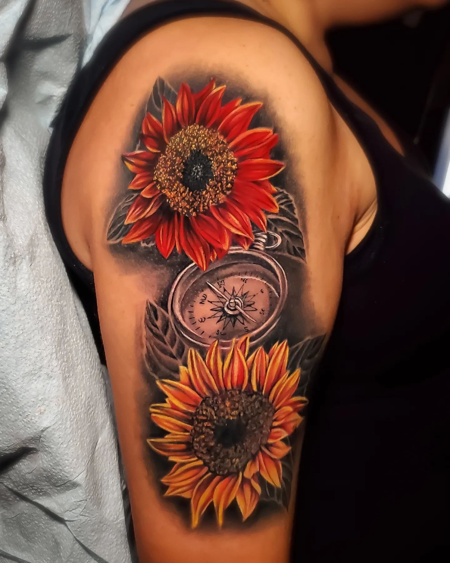 More to come on Angela's sunflowers 🌻 
🤞🏻🤞🏻@saramachenart
.
.
.
#chicolousfinetattoos #gatattoos #gatattooer #atlantatattooer #colortattoo #flowers #flowertattoo #sunflowers #sunflowertattoo #compasstattoo #tattoolife #tattooartists #tattoolover